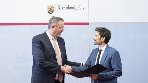 Ministerpräsident Alexander Schweitzer hat Sven Teuber zum neuen Bildungsminister ernannt