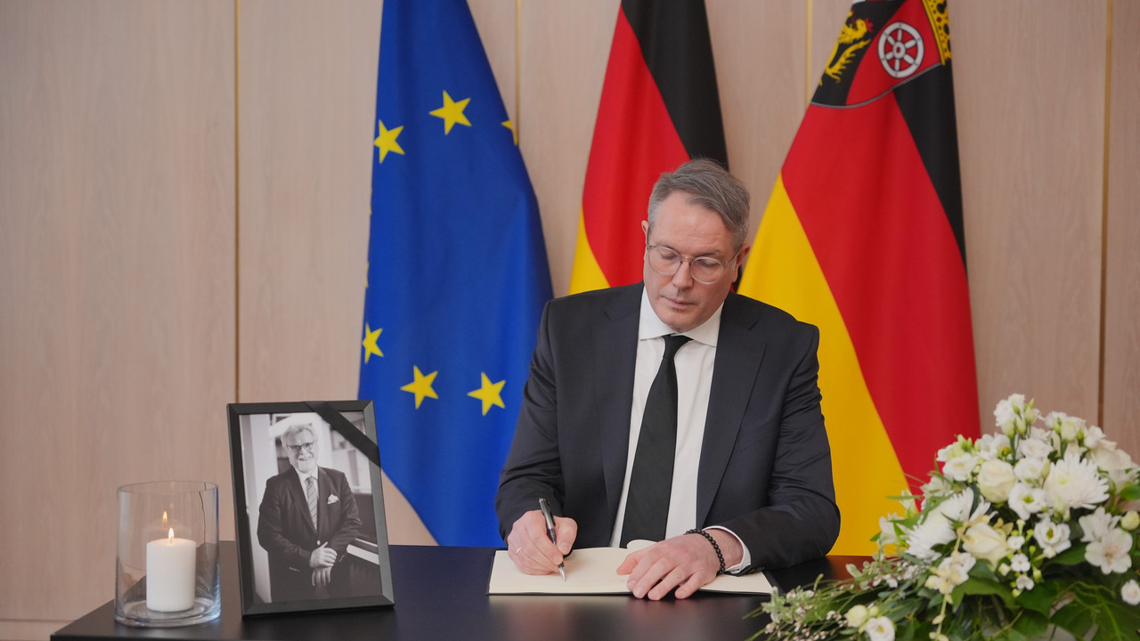 Auf dem Bild ist Ministerpräsident Schweitzer bei der Eintragung ins Kondolenzbuch zu sehen.