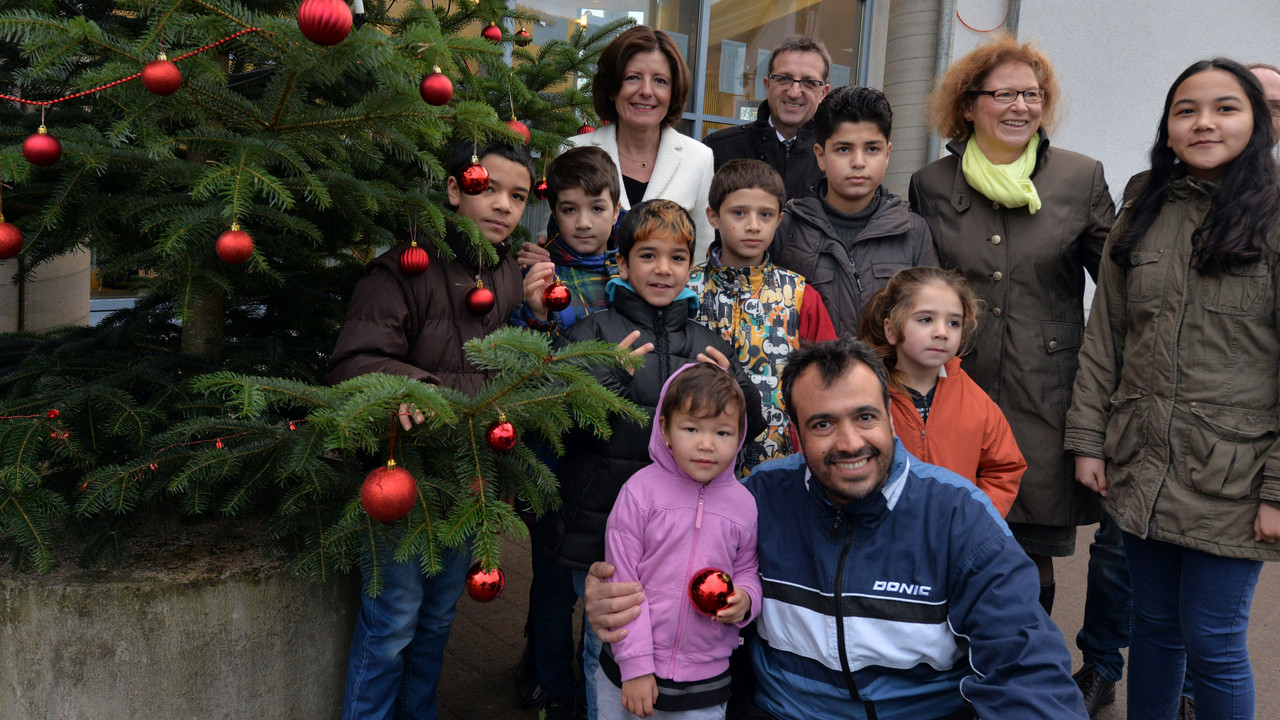 Übergabe eines Weihnachtsbaums in der AfA Trier