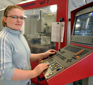 Junge Frau am technischen Steuerungspult; Bild: rlp-Archiv