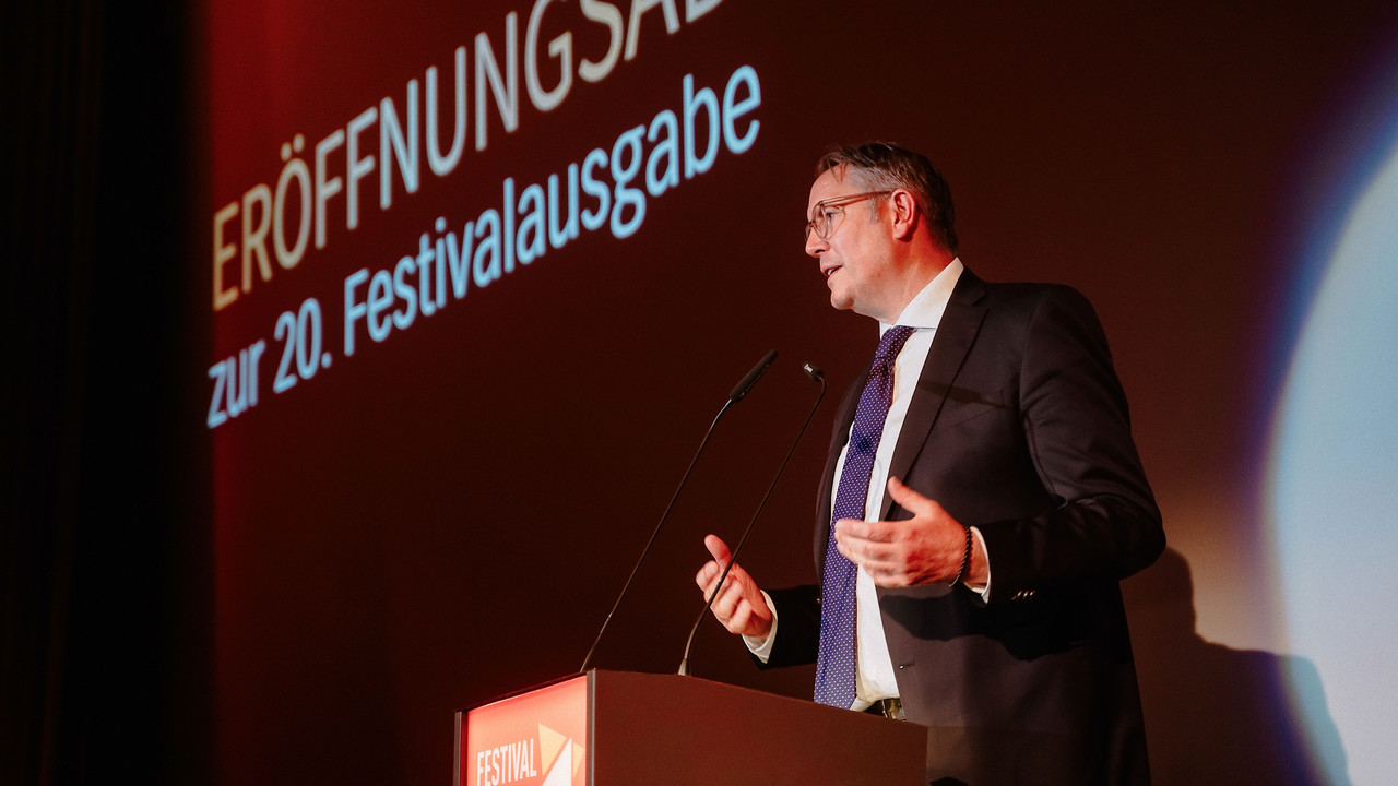 Ministerpräsident Alexander Schweitzer auf dem Festival des deutschen Films
