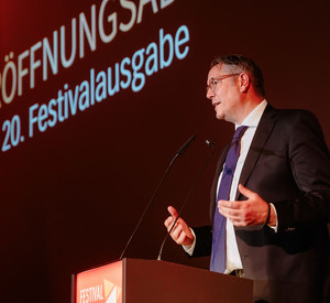 Ministerpräsident Alexander Schweitzer auf dem Festival des deutschen Films