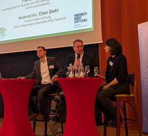 Ministerpräsident Alexander Schweitzer und Weinbauministerin Daniela Schmitt beim weinbaupolitischen Seminar der Friedrich-Ebert-Stiftung