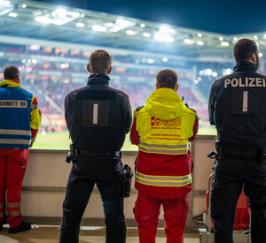 Einsatzkräfte im Fußballstadion