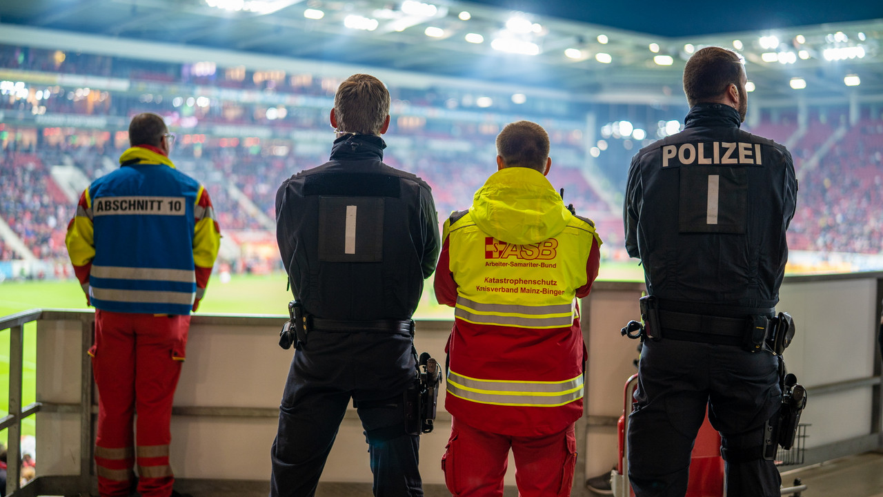 Einsatzkräfte im Fußballstadion