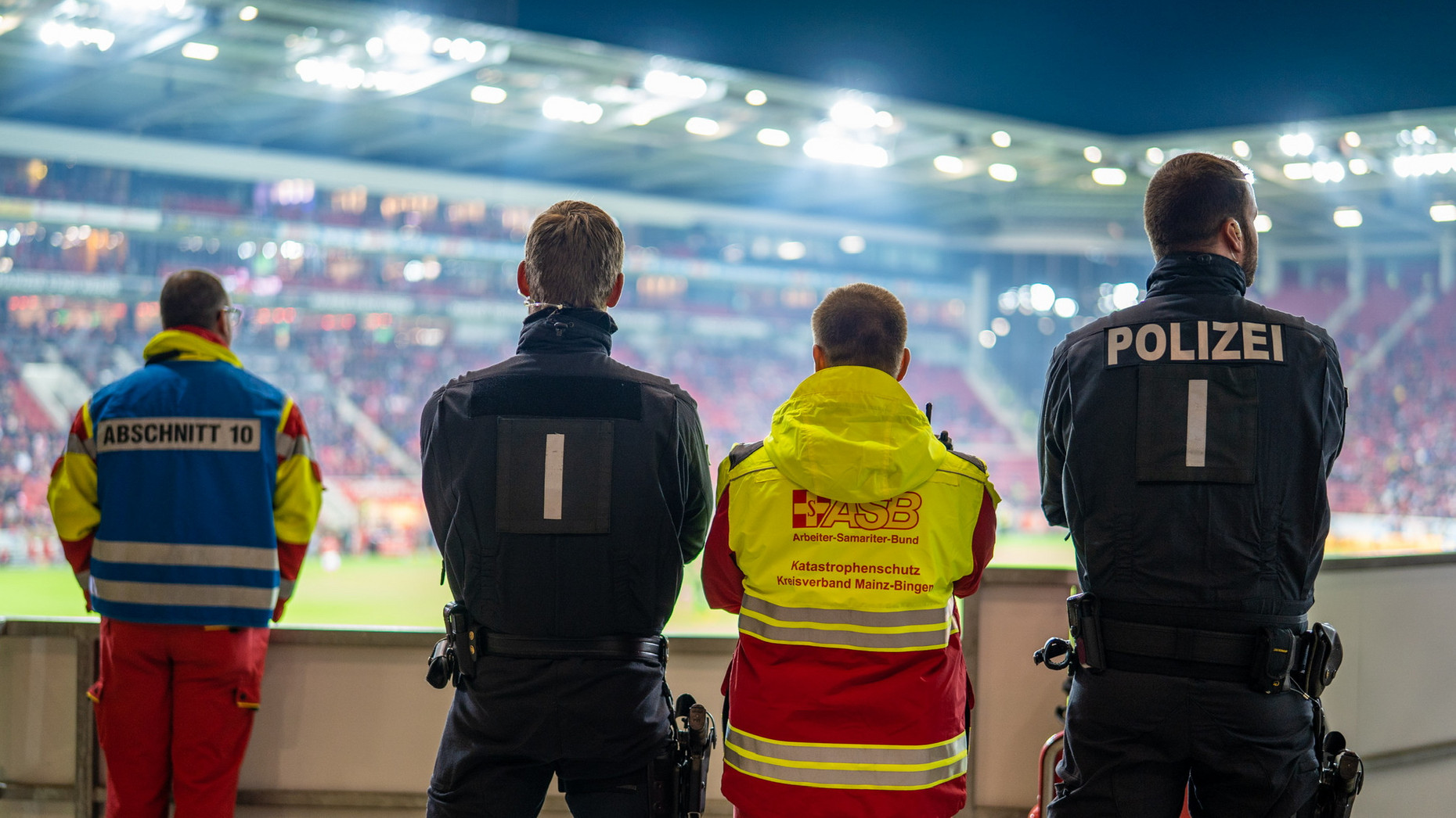 Einsatzkräfte im Fußballstadion