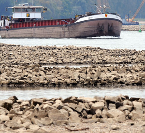 Binnenschiff auf dem Rhein bei Niedrigwasser. Bild: dpa