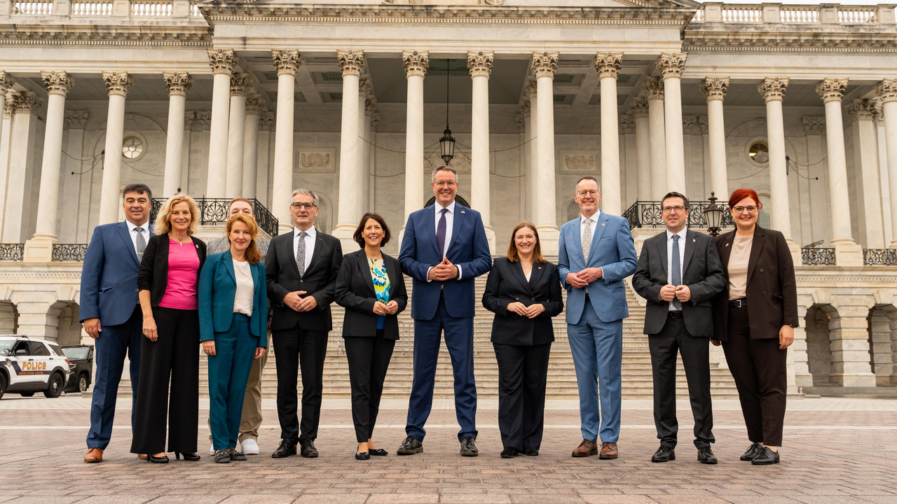 Der Delegation gehörten neben Ministerpräsident Alexander Schweitzer die stellvertretende Ministerpräsidentin und Kulturministerin Katharina Binz, Wirtschaftsministerin Daniela Schmitt, Innenminister Michael Ebling und Staatssekretärin Heike Raab sowie Vertreterinnen und Vertreter des Parlamentes, aus Wirtschaft, Gewerkschaft, Wissenschaft, Kultur und Pressevertreter sowie zweier Kommunen an – darunter die Oberbürgermeisterin von Kaiserslautern, Beate Kimmel. Die Sozialpartnerschaft war vertreten durch DGB-Chefin Susanne Wingertszahn und Klaus Sebastian Schäfer (LVU). Wissenschaft und Kultur wurden durch den Universitätspräsidenten der RPTU, Malte Drescher, und die Direktorin des ARP Museums, Julia Wallner, repräsentiert. Auch das Parlament war mit Präsident Hendrik Hering und den Abgeordneten Anna Köbberling, Dr. Marcus Klein, Pia Schellhammer, Damian Lohr und Helge Schwab vertreten.