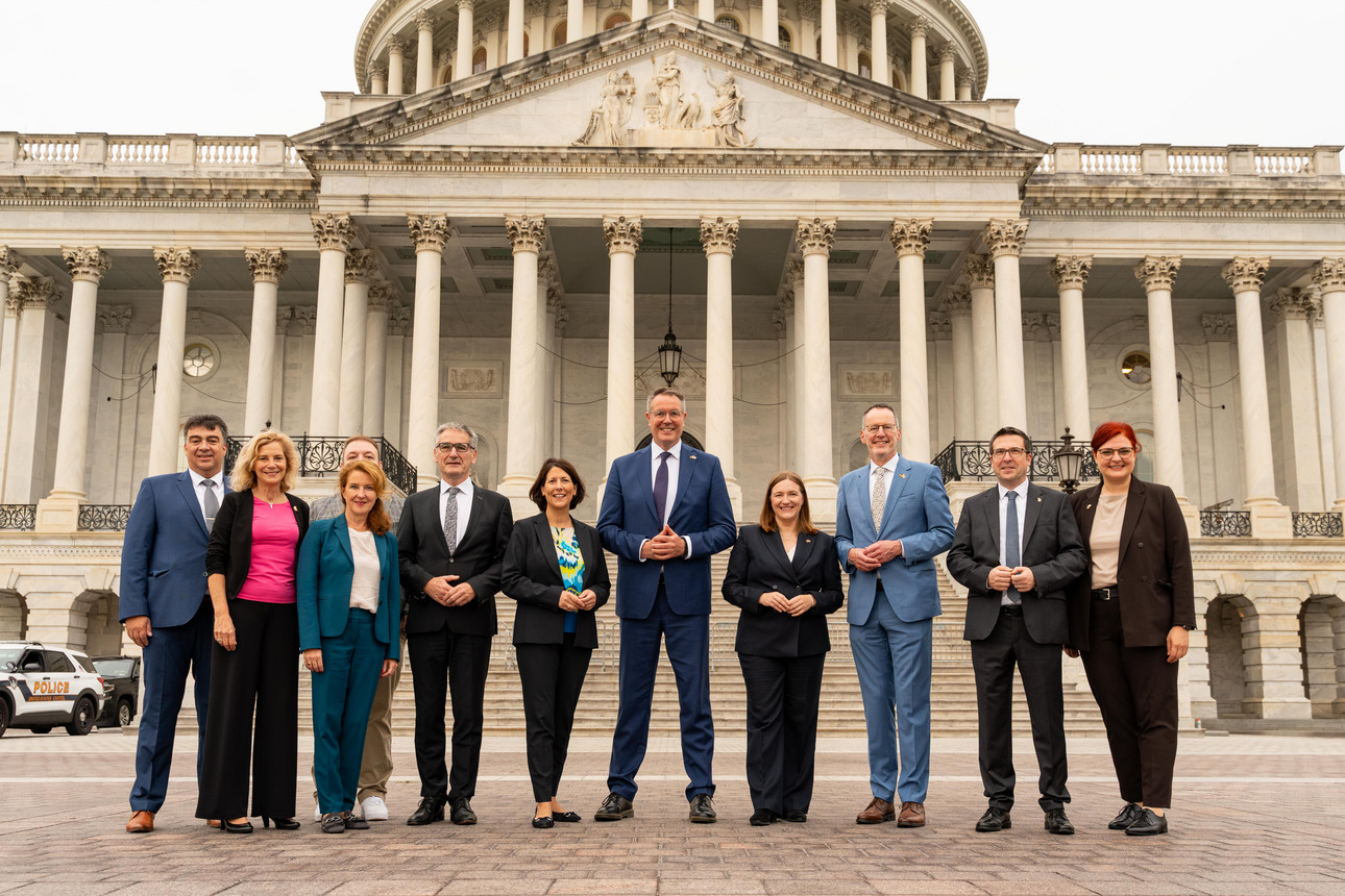 DelegationsreiseUSA2025 Der Delegation gehörten neben Ministerpräsident Alexander Schweitzer die stellvertretende Ministerpräsidentin und Kulturministerin Katharina Binz, Wirtschaftsministerin Daniela Schmitt, Innenminister Michael Ebling und Staatssekretärin Heike Raab sowie Vertreterinnen und Vertreter des Parlamentes, aus Wirtschaft, Gewerkschaft, Wissenschaft, Kultur und Pressevertreter sowie zweier Kommunen an – darunter die Oberbürgermeisterin von Kaiserslautern, Beate Kimmel. Die Sozialpartnerschaft war vertreten durch DGB-Chefin Susanne Wingertszahn und Klaus Sebastian Schäfer (LVU). Wissenschaft und Kultur wurden durch den Universitätspräsidenten der RPTU, Malte Drescher, und die Direktorin des ARP Museums, Julia Wallner, repräsentiert. Auch das Parlament war mit Präsident Hendrik Hering und den Abgeordneten Anna Köbberling, Dr. Marcus Klein, Pia Schellhammer, Damian Lohr und Helge Schwab vertreten.