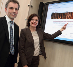 Ministerpräsidentin Dreyer und Projektleiter Christian Peirick stellen das neue Portal vor. Bilder: Alexander Sell