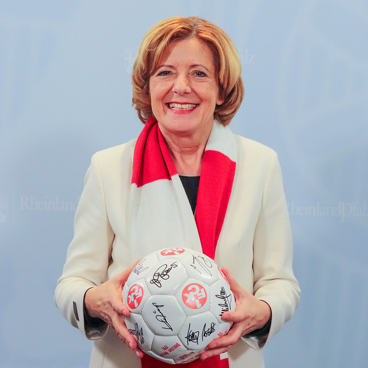 Ministerpräsidentin Malu Dreyer mit FCK-Schal und Ball.