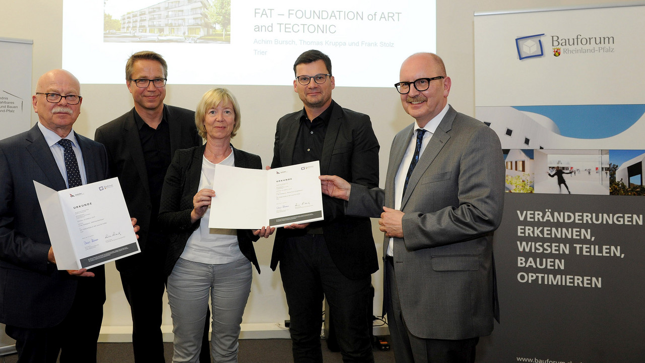 Rainer Richarts (Vorsitzender des Bauforums Rheinland-Pfalz), Michael Müller (Architektur Contor Müller Schlüter Wuppertal, Vorsitzender des Preisgerichtsjury), Doris Ahnen (Finanz- und Bauministerin des Landes RLP), Frank Stolz (FAT, Trier; Preisträger in den Kategorien „Mehrfamilienhaus“ und Reihenhaus / Doppelhaus“), Gerold Reker (Präsident der Architektenkammer RLP). (v.l.)