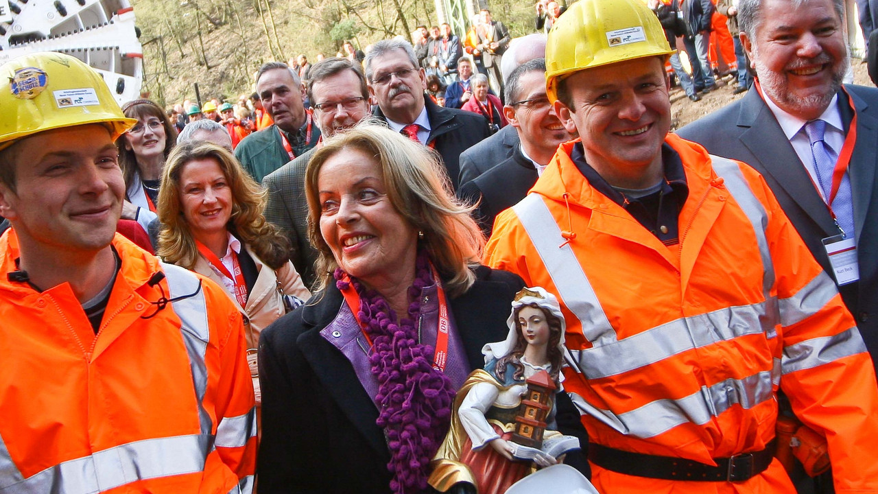 Roswitha Beck bringt die Statue der Heiligen Barbara zu ihrem Standort am Tunnel. Bild: Fiedermann