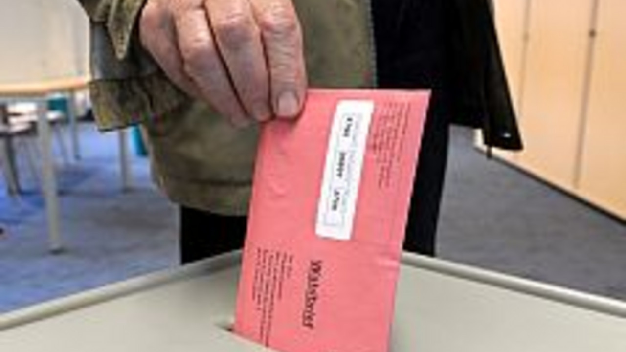 Mann an Wahlurne; Foto: rlp-Archiv