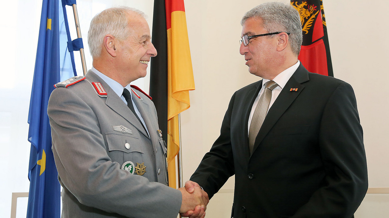 Der neue Kommandeur Oberst Erwin J. Mattes gemeinsam mit Innenminister Roger Lewentz; Bild: Stefan Sämmer / © Staatskanzlei