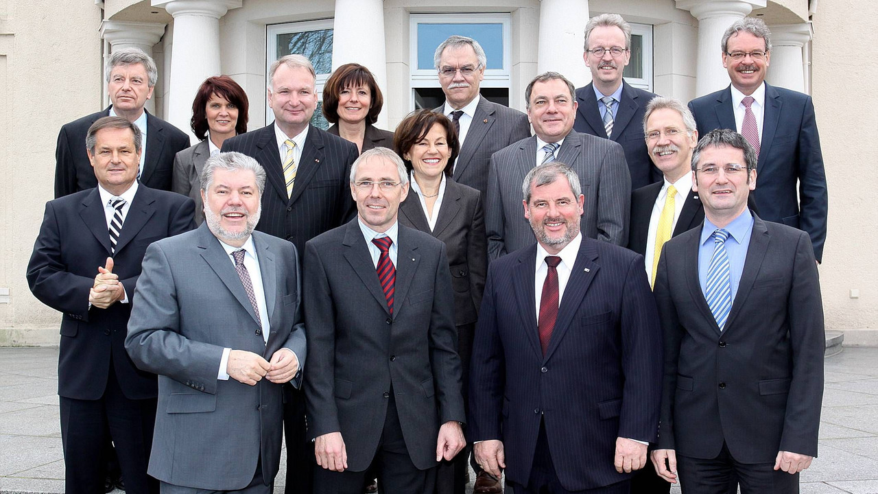 Kabinett und Vertreter der IHK; Bild: Stk