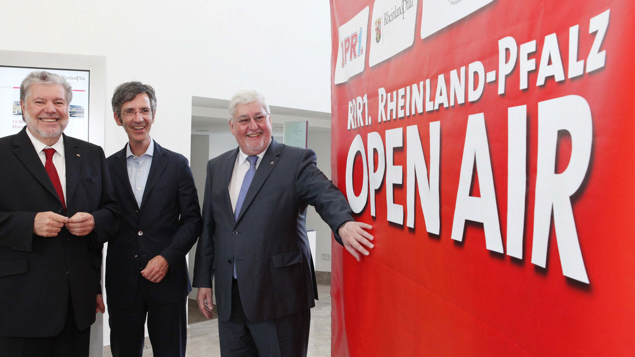 Ministerpräsident Kurt Beck, RPR1.-Geschäftsführer Kristian Kropp und Landtagspräsident Joachim Mertes haben das Programm für das Rheinland-Pfalz Open Air 2012 vorgestellt; Bild: Sell / © Staatskanzlei