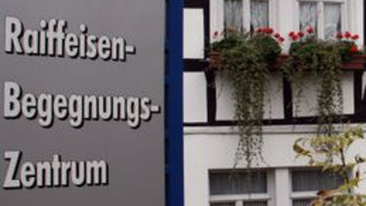 Im Raiffeisen-Begegnungszentrum in Weyerbusch kann man sich über Friedrich Wilhelm Raiffeisen, einen der Begründer der Genossenschaftsidee, informieren; Bild: dpa