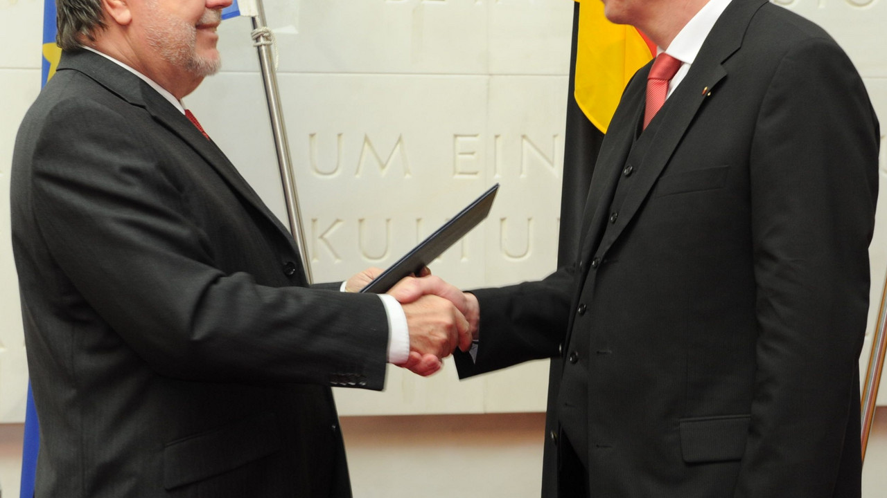 Ministerpräsident Kurt Beck und Staatssekretär Martin Stadelmaier; Bild: Kristina Schäfer / © Staatskanzlei