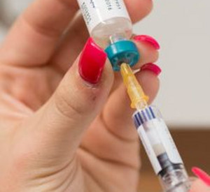 Eine Arzthelferin bereitet eine Masernimpfung vor; Bild: dpa