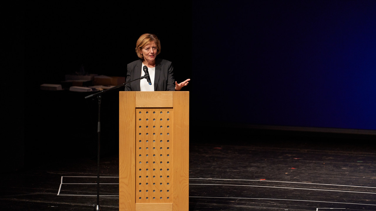 Ministerpräsidentin Malu Dreyer bei der Ehrung der besten Auszubildenden der Industrie- und Handelskammer in Trier.