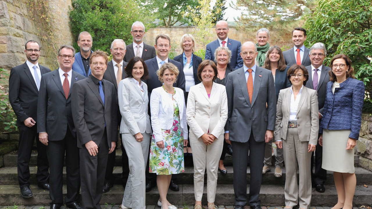 Ministerpräsidentin Malu Dreyer und der BASF-Vorstandsvorsitzende Dr. Kurt Bock zusammen mit dem Ministerrat und dem Vorstand der BASF nach der gemeinsamen Kabinettssitzung in Forst; Bild: BASF