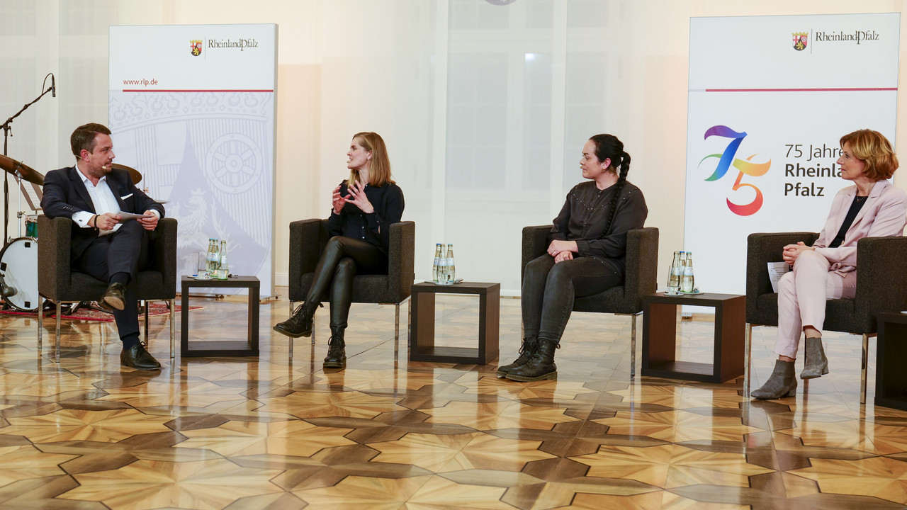 Ministerpräsidentin Malu Dreyer und Moderator Gersi Gega im Gespräch mit den Schwestern Dörte und Meike Näkel, Winzerinnen aus dem Ahrtal