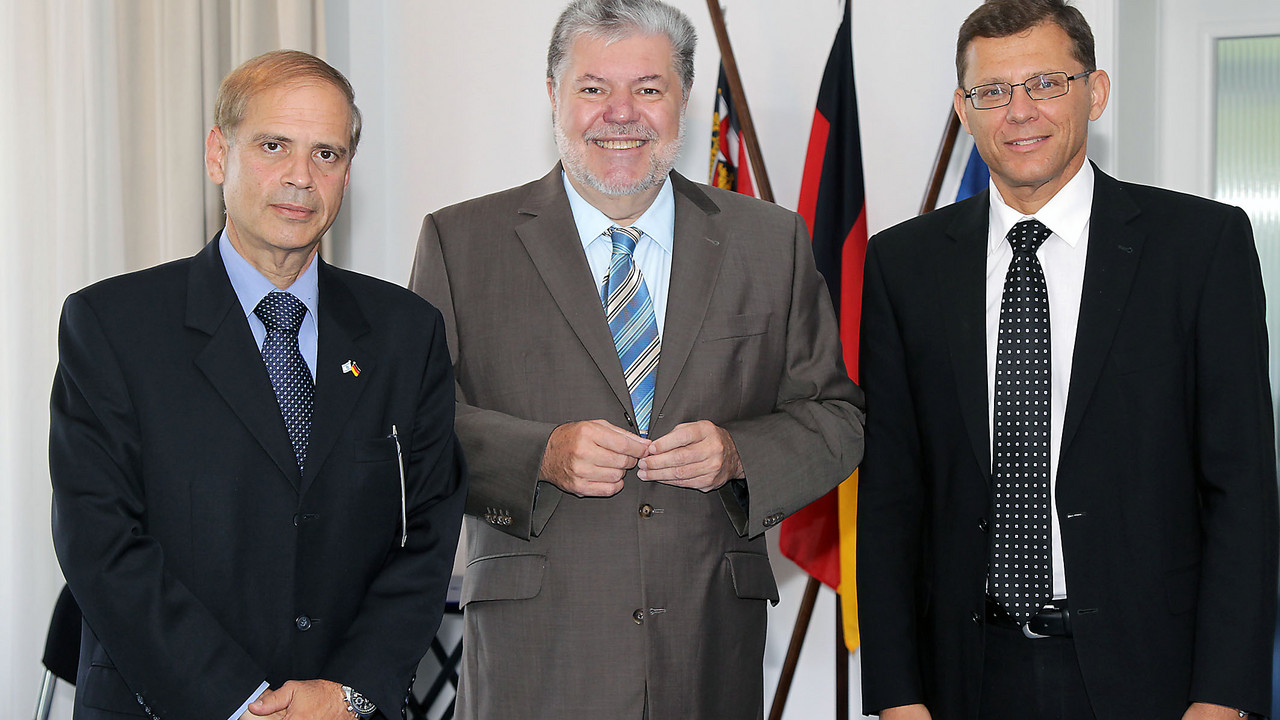 Botschafter des Staates Israel, Yakov Hadas-Handelsman, Ministerpräsident Kurt Beck und der Generalkonsul Israels, Herr Tibor Shalev-Schlosser; Bild: Stefan Sämmer / © Staatskanzlei