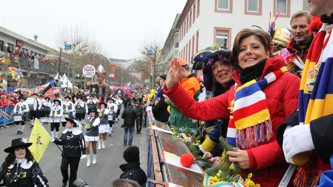 Gute Stimmung beim Rosenmontagszug in Mainz; Bilder: Stefan Sämmer