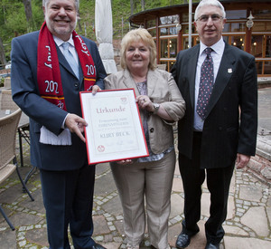 Überreichung der Ehrenmitgliedschaft an MP Beck, vl.: Ministerpräsident Kurt Beck, Helga und Erich Huber (Vorstand des 1.FCK Fanclub Fairplay); Bild: Ackermann/Staatskanzlei
