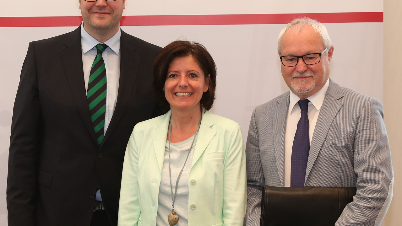 Ministerpräsidentin Malu Dreyer mit Demografieminister Alexander Schweitzer und Dr. Walter Ruhland; Bild: Sämmer / © Staatskanzlei