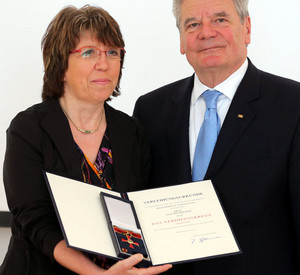 Bundespräsident Gauck überreicht den Orden an Claudia Presser in Berlin; Bild: dpa