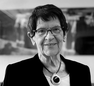 ARCHIV - 11.06.2020, Berlin: Rita Süssmuth (CDU), ehemalige Bundestagspräsidentin, steht in ihrem Büro im Deutschen Bundestag. Die frühere Bundestagspräsidentin Rita Süssmuth ist tot. Die CDU-Politikerin starb im Alter von 88 Jahren, wie der Bundestag mitteilte und eine CDU-Sprecherin bestätigte. ** SW-VERSION ** Foto: Bernd von Jutrczenka/dpa +++ dpa-Bildfunk +++