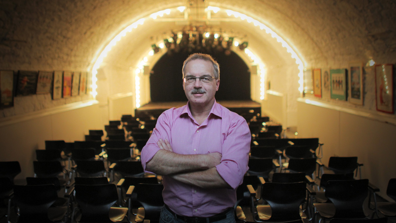 Der Geschäftsführer des Mainzer Unterhauses, Ewald Dietrich, im Theaterraum