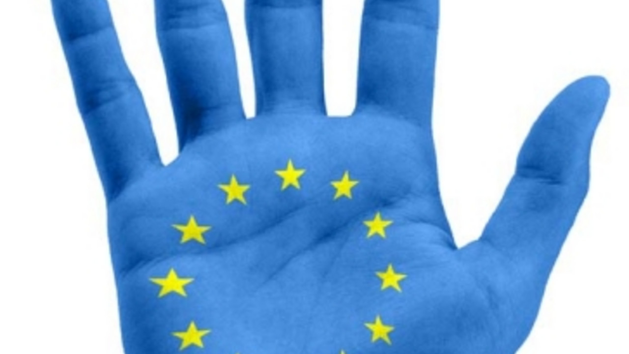 Blaue Hand mit Eurosternen; Bild: © Europa-Haus Bad Marienberg