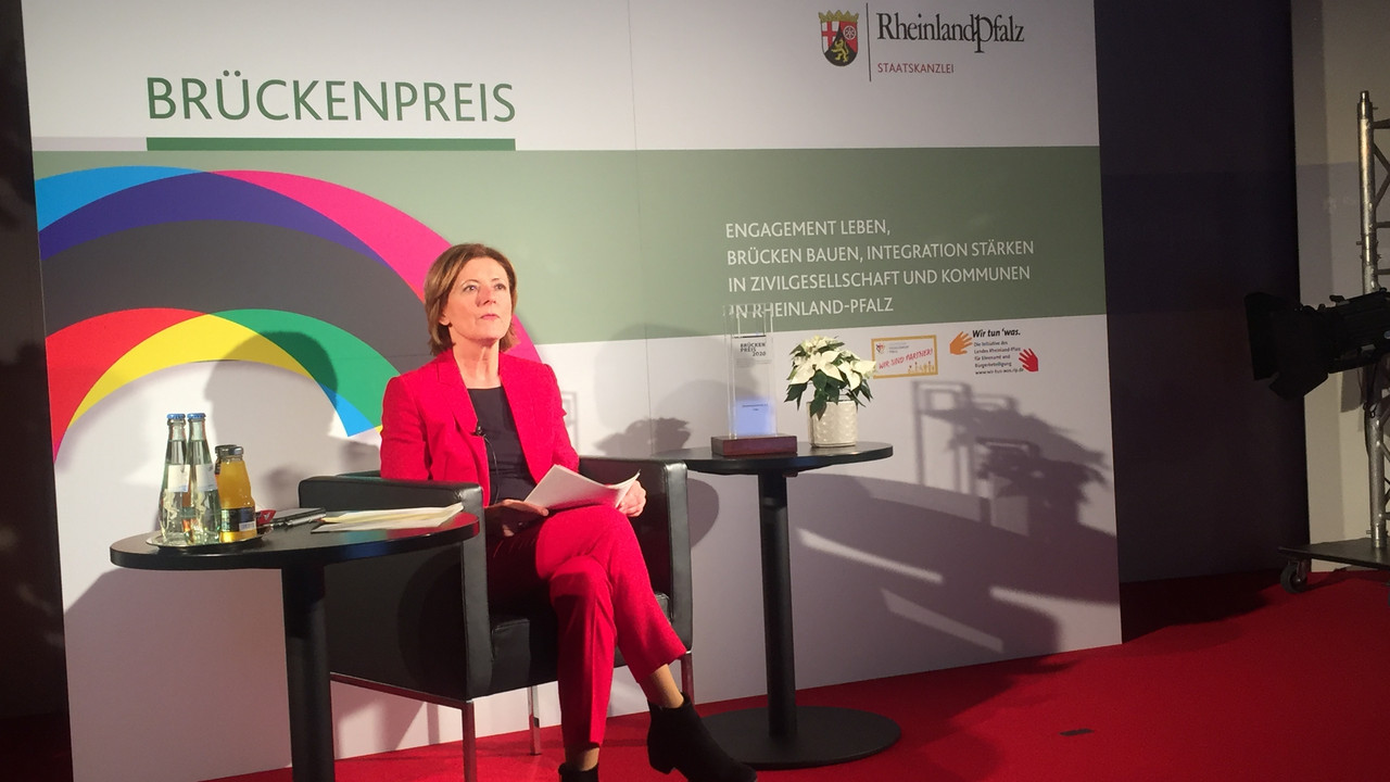 Ministerpräsidentin Malu Dreyer bei der digitalen Verleihung des Brückenpreises 2020