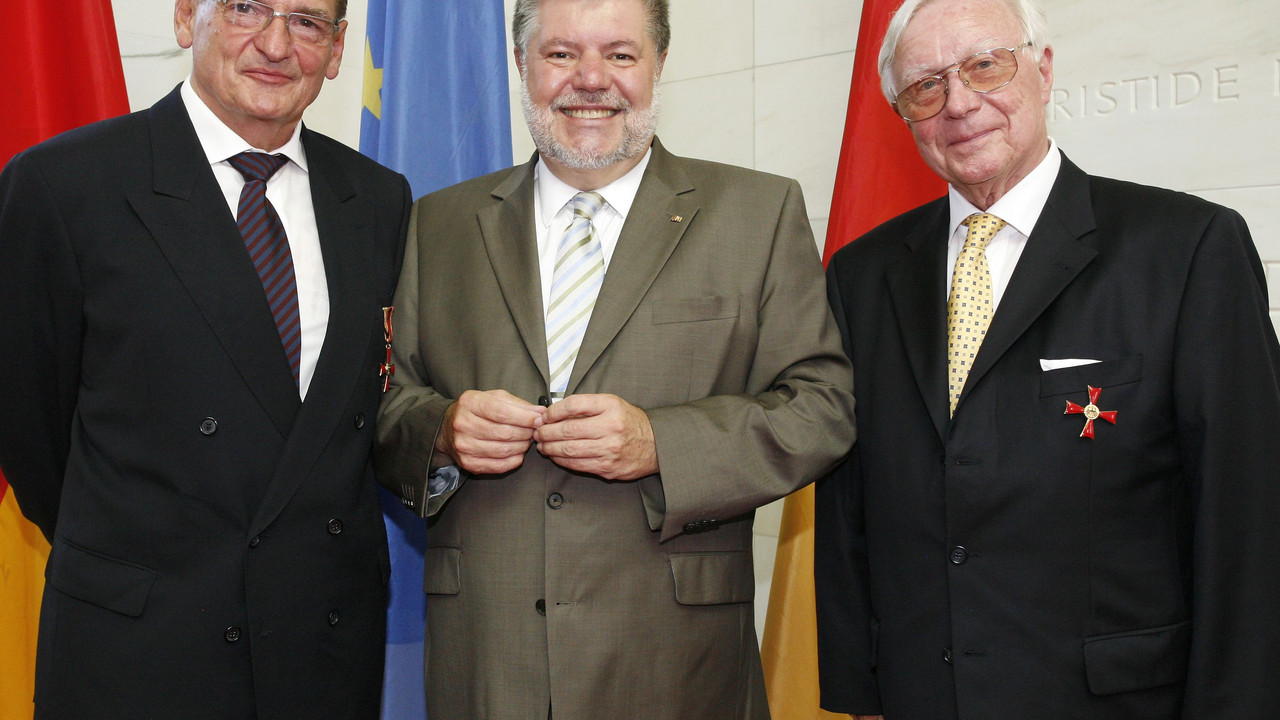 Beck überreicht das Bundesverdienstkreuz an Klaus-Jürgen Holzapfel und an Professor Walter Seybold-Epting; Bild:Thao Vu Minh
