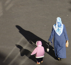 Frau und Kind mit Migrationshintergrund; Bild: dpa