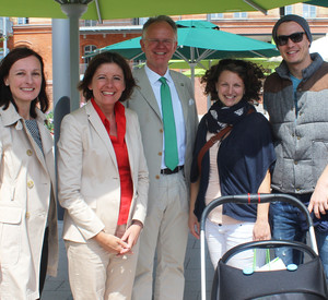 Begrüßung der  500.000 Besucherin der Landesgartenschau Landau 2015 Mariko Martin mit Ehemann Florin und dem einwöchigen Söhnchen Leander.