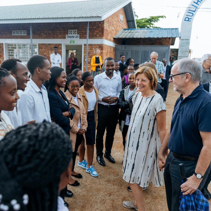 Ministerpräsidentin Malu Dreyer in Ruanda beim Krankenhaus in Ruli.