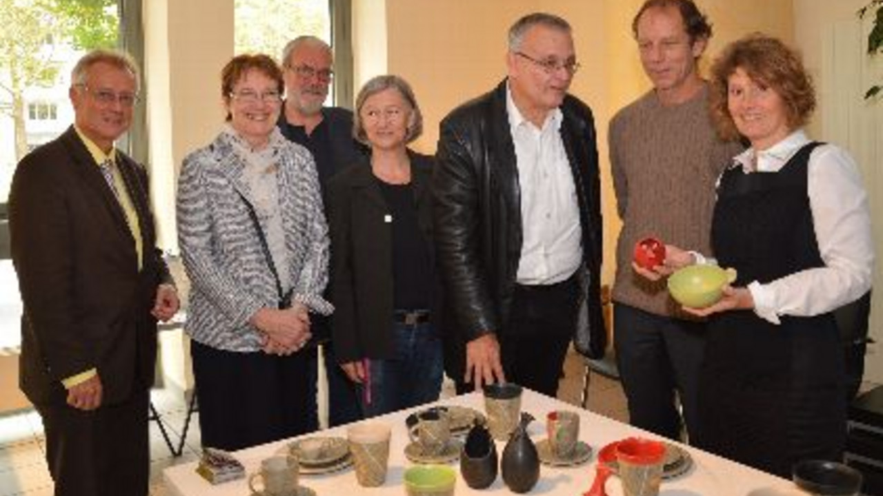 Eine Ausstellung im Wirtschaftsministerium zeigt Keramiken aus dem Westerwald. Bild: MWKEL