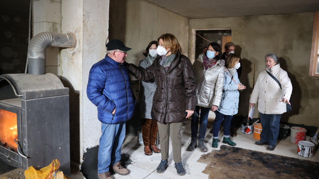 Betroffene der Flutkatastrophe berichten Ministerpräsidentin Malu Dreyer von ihren Fortschritten beim Wiederaufbau