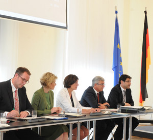Vorstellung des Konversionsberichtes 2012/2013 in Mainz mit (v.l.n.r) Arbeitsminister Alexander Schweitzer, Wirtschaftsministerin Eveline Lemke, Ministerpräsidentin Malu Dreyer, Innenminister Roger Lewentz und Finanzstaatssekretär Prof. Dr. Salvatore Ba