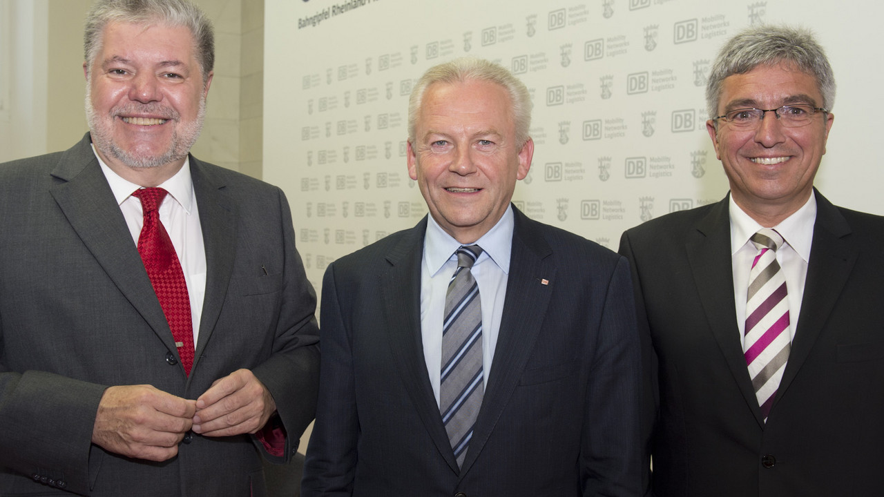 Ministerpräsident Kurt Beck, DB-Vorstandsvorsitzender Dr. Rüdiger Grube und Infrastrukturminister Roger Lewentz nach dem Bahngipfel; Bild: Peter Pullkowski / © Staatskanzlei