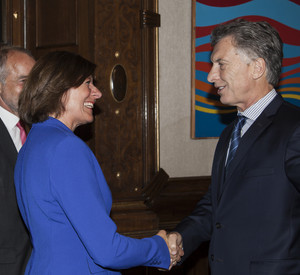 Die Ministerpräsidentin und Präsidentin des Bundesrats Malu Dreyer mit dem argentinischen Staatspräsidenten Mauricio Macri / bitte Copyright beachten