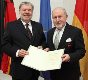 Ministerpräsident Kurt Beck überreicht den Verdienstorden an Werner Schineller; Bild: Sell/Staatskanzlei