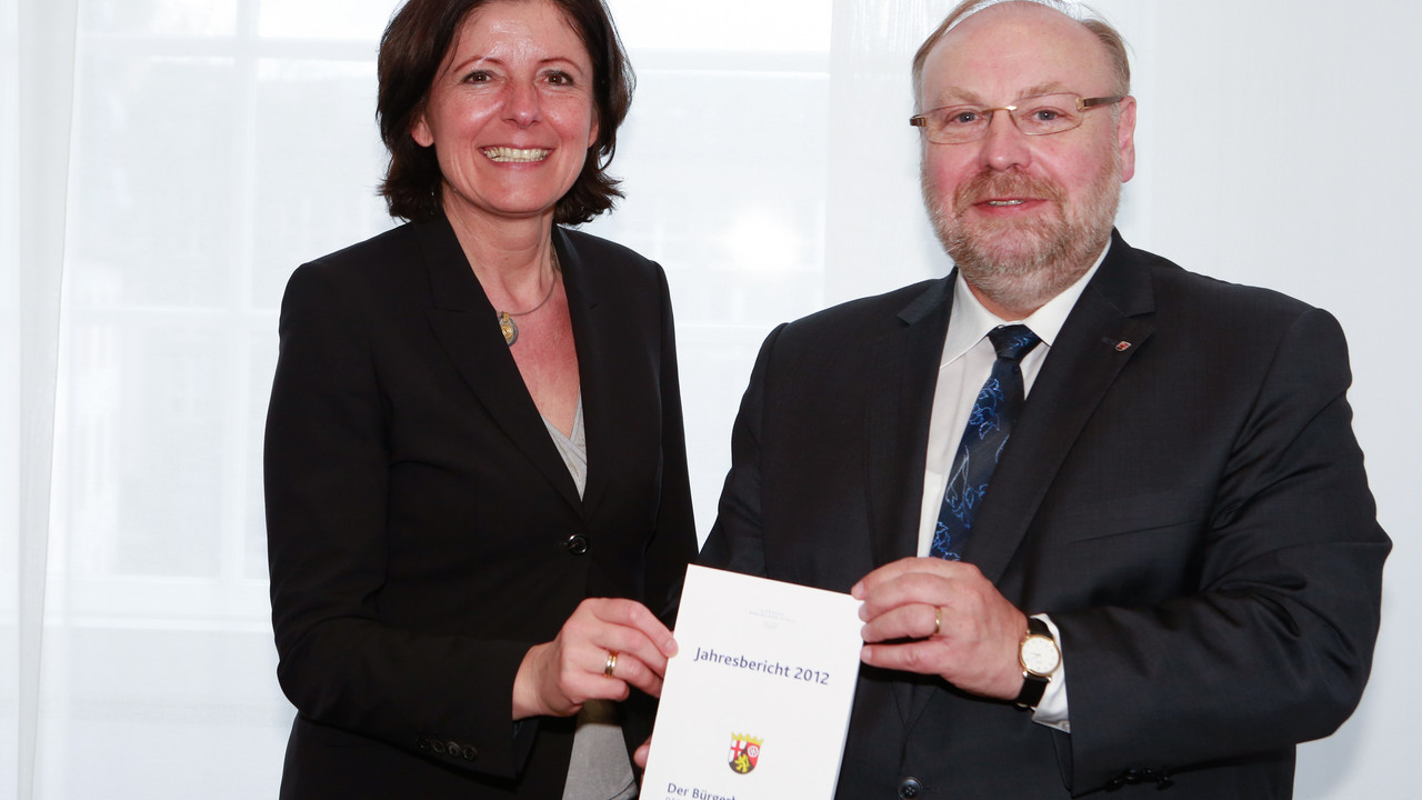 Der Bürgerbeauftragte des Landes Rheinland-Pfalz, Dieter Burgard und Ministerpräsidentin Malu Deyer; Bild: Melanie Bauer / © Staatskanzlei