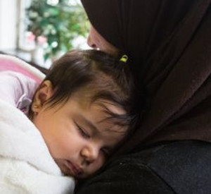 Frauen kommen häufig traumatisiert in den Erstaufnahmeeinrichtungen; Bild: dpa