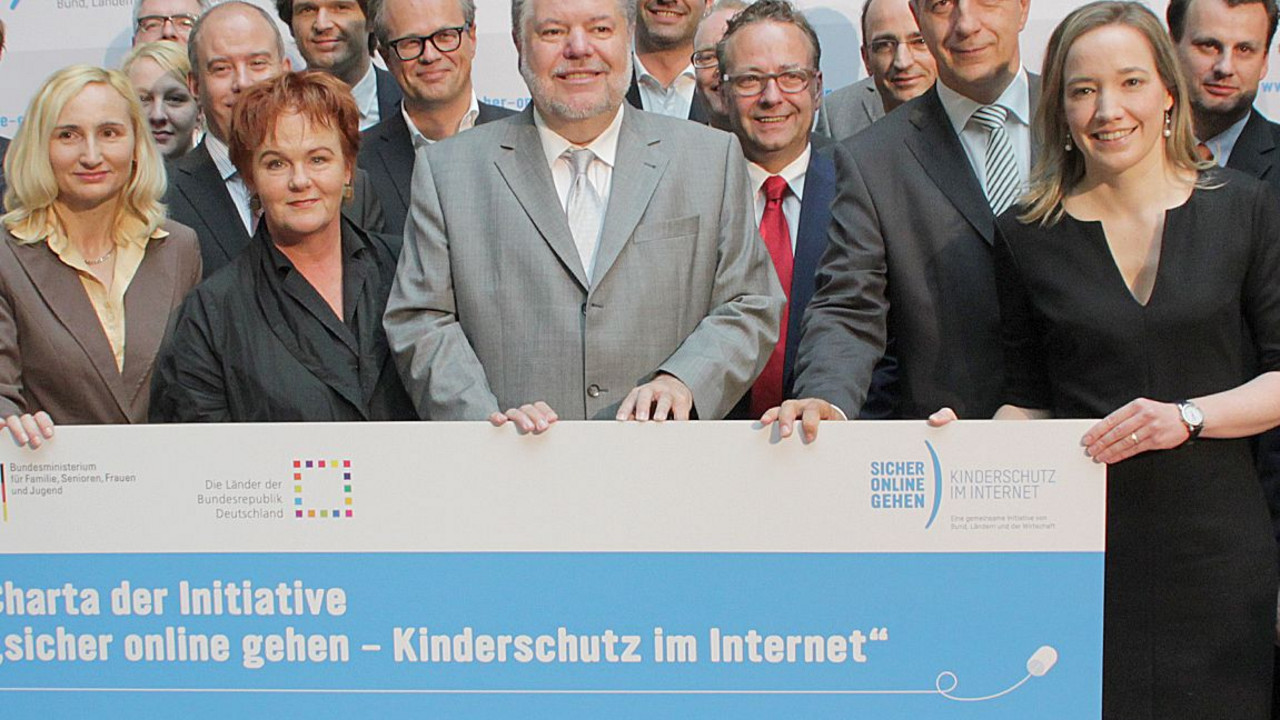 Die Ministerpräsidenten Kurt Beck und Stanislaw Tillich, Bundesjugendministerin Kristina Schröder sowie zahlreiche Vertreterinnen und Vertreter der Wirtschaft und des Kinder- und Jugendschutzes nach der Unterzeichnung der Charta „sicher online gehen";
