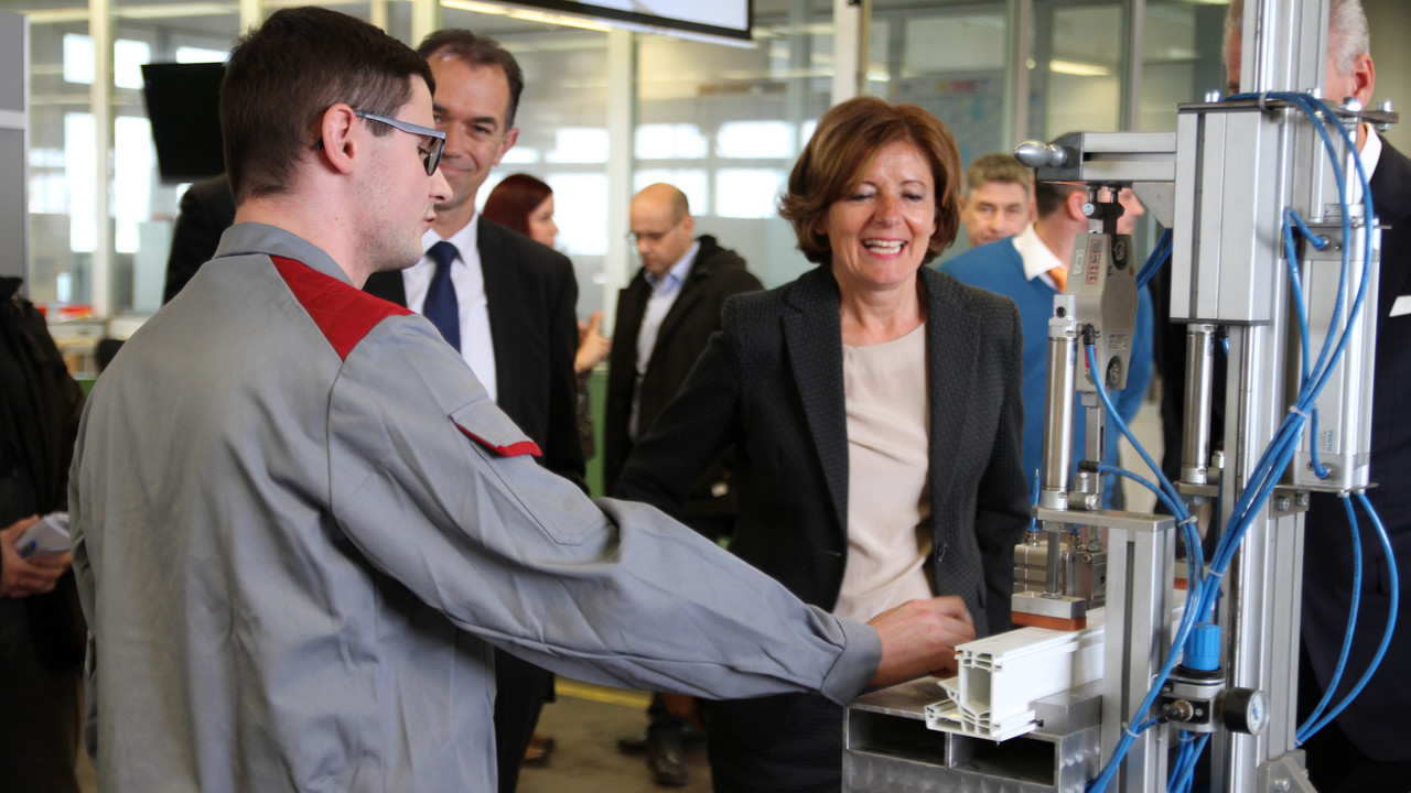 Ministerpräsidentin Malu Dreyer beim Rungang durch das Werk
